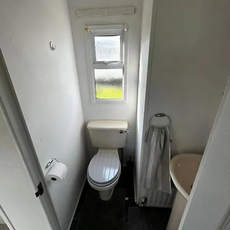 2 Bedroom Caravan With Sea Views Eastchurch Exterior photo