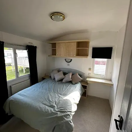 2 Bedroom Caravan With Sea Views Eastchurch Exterior photo