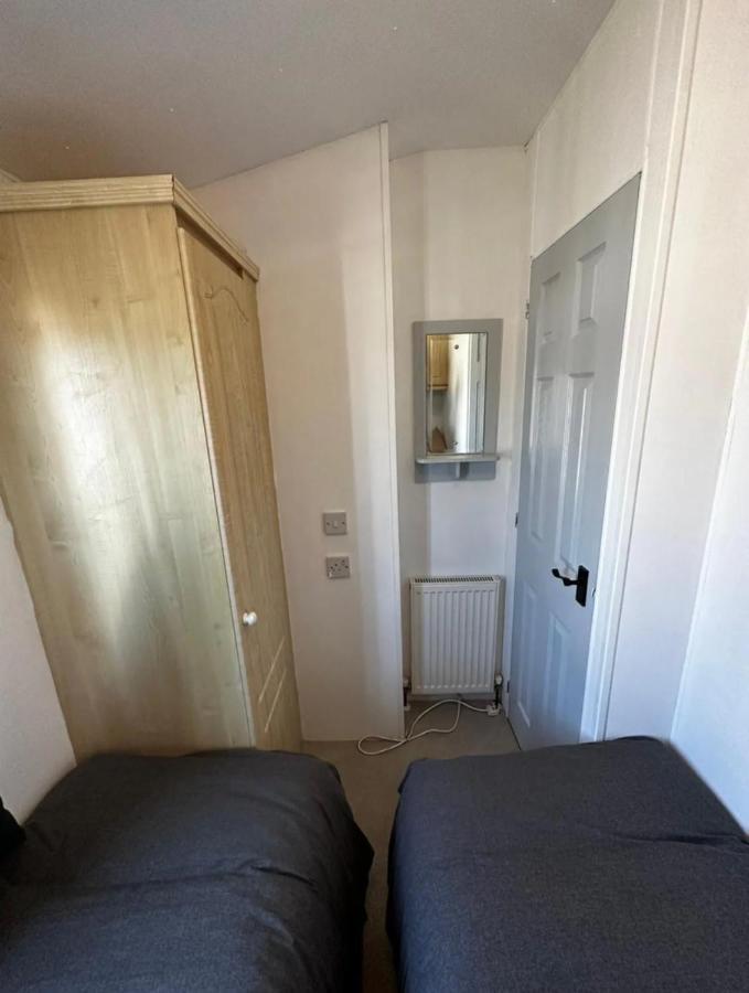 2 Bedroom Caravan With Sea Views Eastchurch