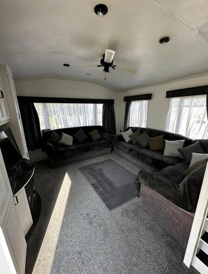 Apartment 2 Bedroom Caravan With Sea Views *