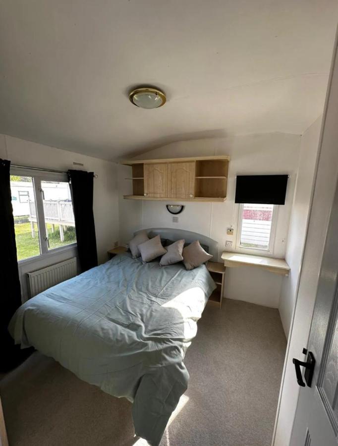 2 Bedroom Caravan With Sea Views Apartment Eastchurch